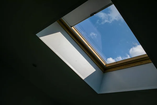 Padláson. Megtekintés az ablakból. Kilátás az égre az ablakon. Tetőablak. Fény a házban — Stock Fotó