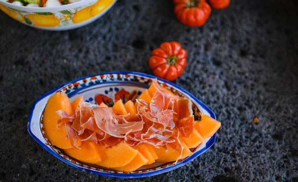 Jamón italiano y aperitivo de melón. Cocina Italiana — Foto de Stock