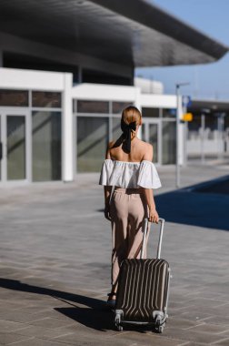seyahat konsepti. tren istasyonunda bir bavul ile genç kız