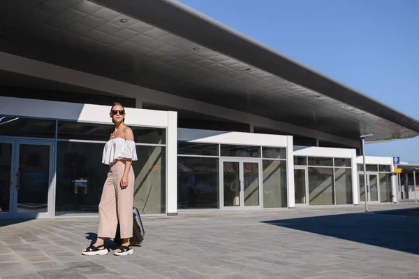 Mulher viajante turista andando com bagagem na estação de trem. Conceito de estilo de vida ativo e de viagem — Fotografia de Stock