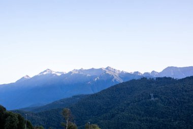 Işınları ve dağ siluet sabah açık gökyüzü güzel gündoğumu