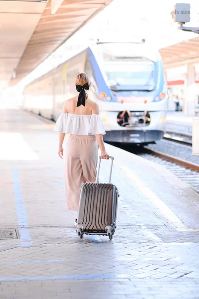 Lány egy bőrönde megy a vonatra — Stock Fotó
