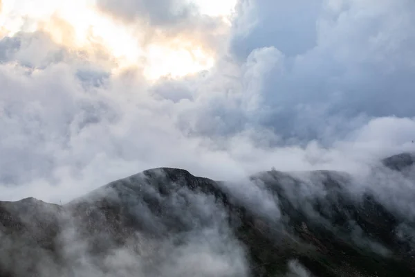 Landschaft mit wolkenverhangenen Gipfeln. Berge — Stockfoto