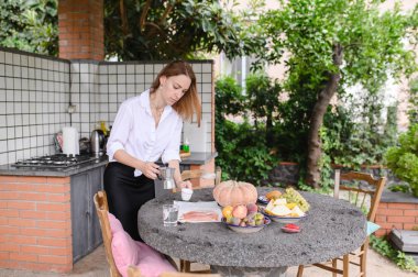 kız kahvaltı pişmiş ve büyük bir zevkle kahve içecekler