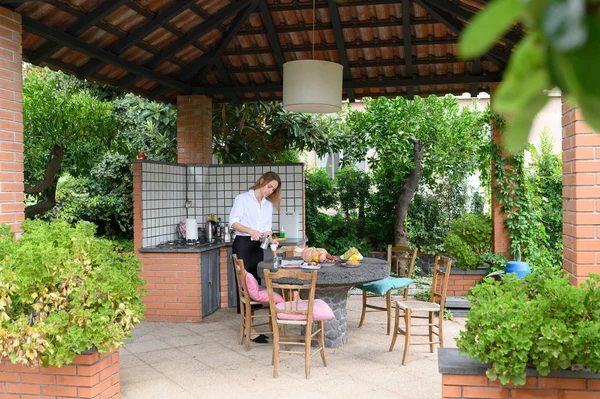 Fille petit déjeuner cuisiné et boissons café avec grand plaisir — Photo