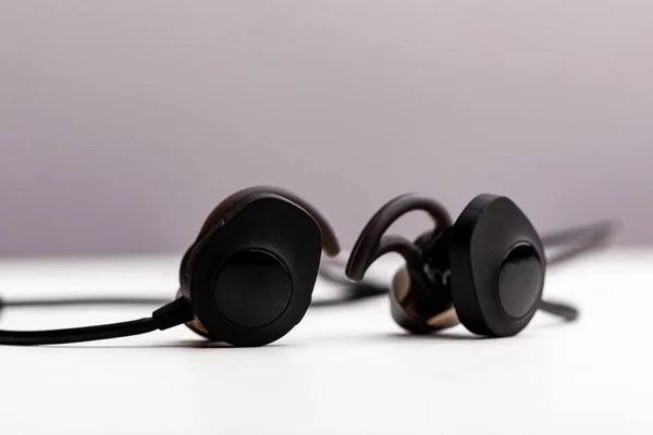Siyah Kablosuz Spor Kulaklıklar. Müzik dinlemek için kablosuz kulaklık herhangi bir — Stok fotoğraf