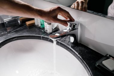 Krom musluk lavabosunu aç. bir su musluğu açmak