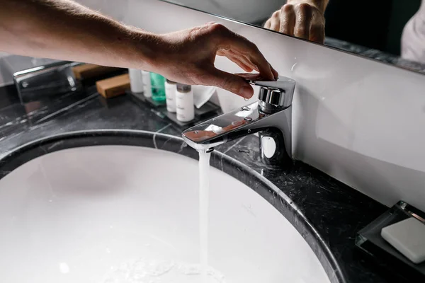 Lavabo à robinet chromé ouvert. ouvrir un robinet d'eau — Photo