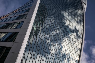 蓝色的清洁玻璃墙的现代摩天大楼modern gökdelenin mavi temiz cam duvar