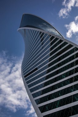 Büyük bir şehirde modern ofis binası. dikey çekim