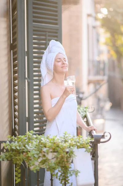 Junges Mädchen nach der Dusche mit einem Glas Wein — Stockfoto