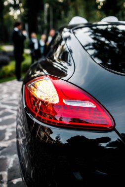 Bir arabanın arka lambasındaki detay.