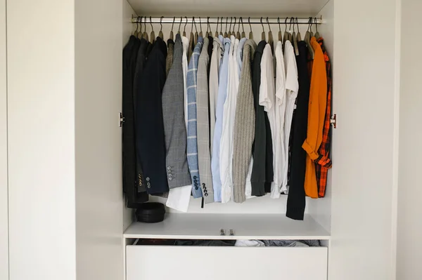 Wiele męskich ubrań w szafie, zbliżenie. Biała szafa — Zdjęcie stockowe