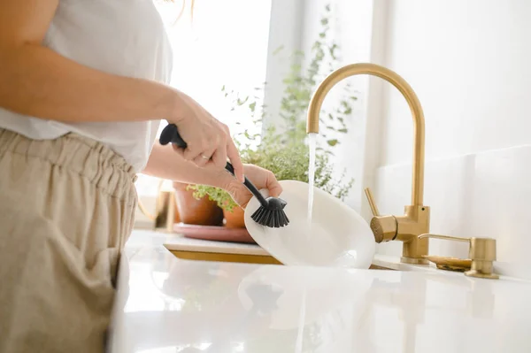 Mujer lavando platos en la cocina. Primer plano de la mano de mujer. Ama de casa platos limpios — Foto de Stock