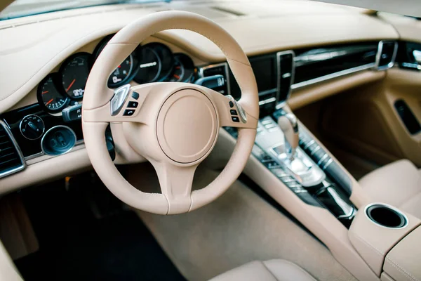 Interior de luxo brilhante do volante do carro, alavanca de engrenagem e painel — Fotografia de Stock