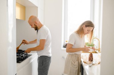 Genç bir çift sabah kahvaltı hazırlıyor. Genç bir aile. ilişki 