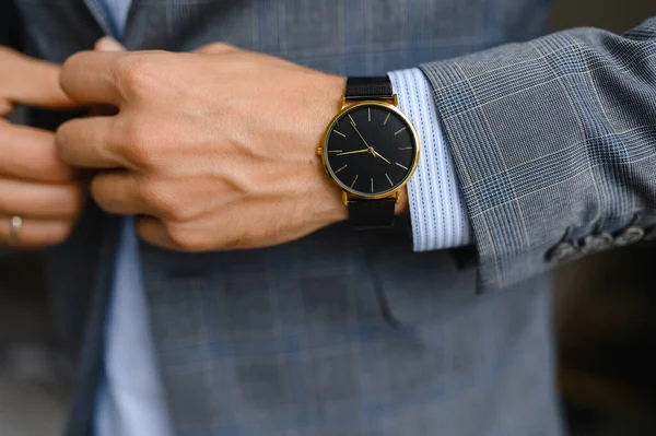 Μαύρο ρολόι, πουκάμισο, σακάκι. καρποφόρο — Φωτογραφία Αρχείου
