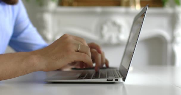 Manos escribiendo en el teclado de la computadora, hombre de negocios que trabaja en el ordenador portátil en casa — Vídeo de stock