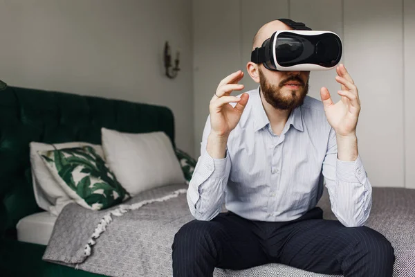Άντρας που βιώνει VR ακουστικά ενώ ξαπλώνει στον καναπέ — Φωτογραφία Αρχείου
