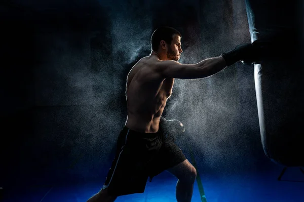 Ovanifrån Fighters siluett, treenighet i gymmet - träffar en boxning päron — Stockfoto