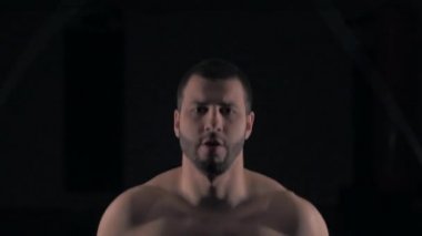 Erkek boksör spor salonunda sıkı çalışıyor. Adam eski bir spor salonunda ip kullanıyor, ısınıyor. Spor konsepti, kapat