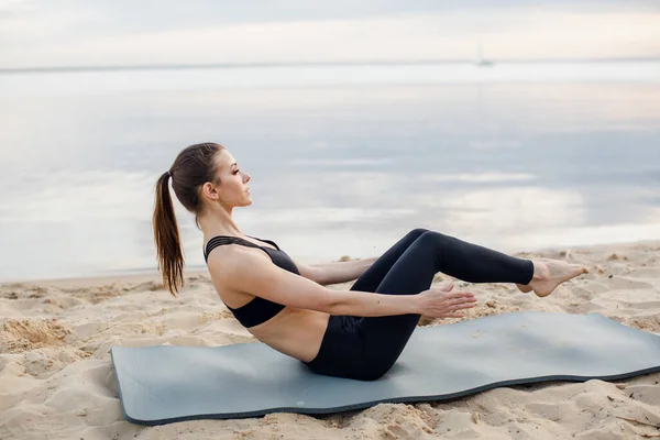 Spor salonundaki kadın dışarıda kardiyo antrenmanı yapıyor. Beyaz kadın spor giyimli, sabahları dışarıda egzersiz yapıyor.. — Stok fotoğraf