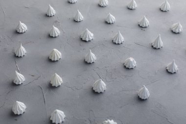  Gri arkaplan görünümünde meringue kek deseni