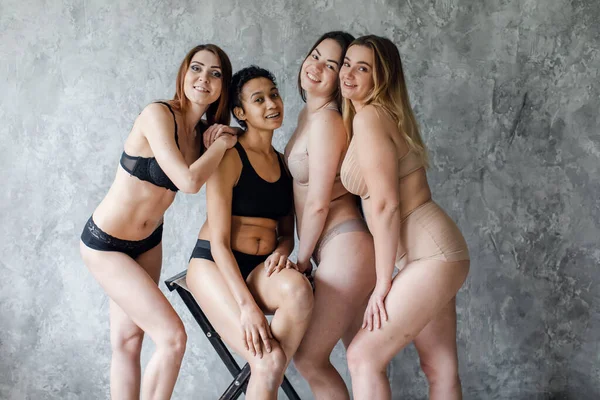 Grupo de mujeres éxito, diversidad, belleza, cuerpo positivo y concepto de personas — Foto de Stock