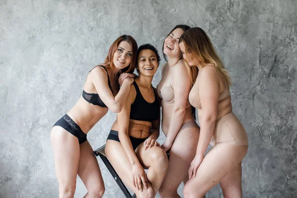 Grupo de mujeres éxito, diversidad, belleza, cuerpo positivo y concepto de personas. Cuatro novias — Foto de Stock