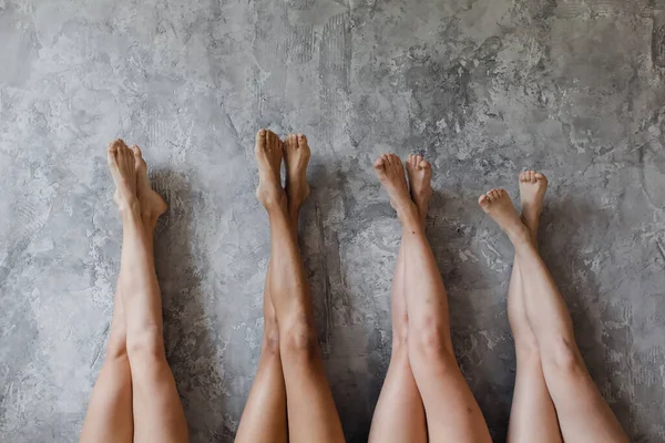 Koncepcja pozytywności ciała. Grupa kobiet z pewnością siebie i pozytywności ciała — Zdjęcie stockowe