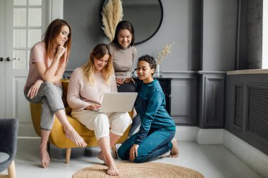 Bir grup kız arkadaş diziyi dizide izliyorlar. Evde dizüstü bilgisayar kullanan farklı uluslardan komik arkadaşlar.