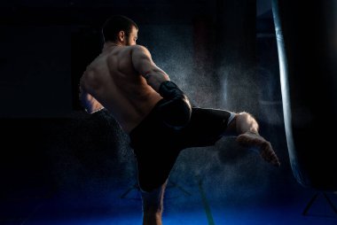 Taylandlı boksör boks çantasına çarpıyor.