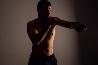  Spor salonunda arka plandaki karanlık trenlerde boksör.