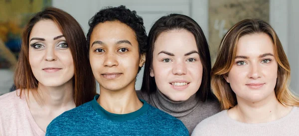 Kameraya bakan dört farklı etnik kızın panoramik çekimi. Arkadaşlık. — Stok fotoğraf