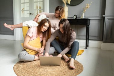 Evde eğlenen üç genç kadının fotoğrafı. dostluk, güzellik, vücut pozitifliği ve insanlar konsepti