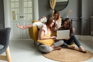 Bir grup kız arkadaş, bir bilgisayardaki video konferansı aracılığıyla arkadaşlarıyla iletişim kuruyor. Arkadaşlık.