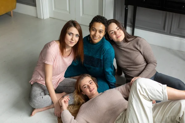 Doma si povídají čtyři nejlepší kamarádky. dívky spolu tráví čas a baví se — Stock fotografie