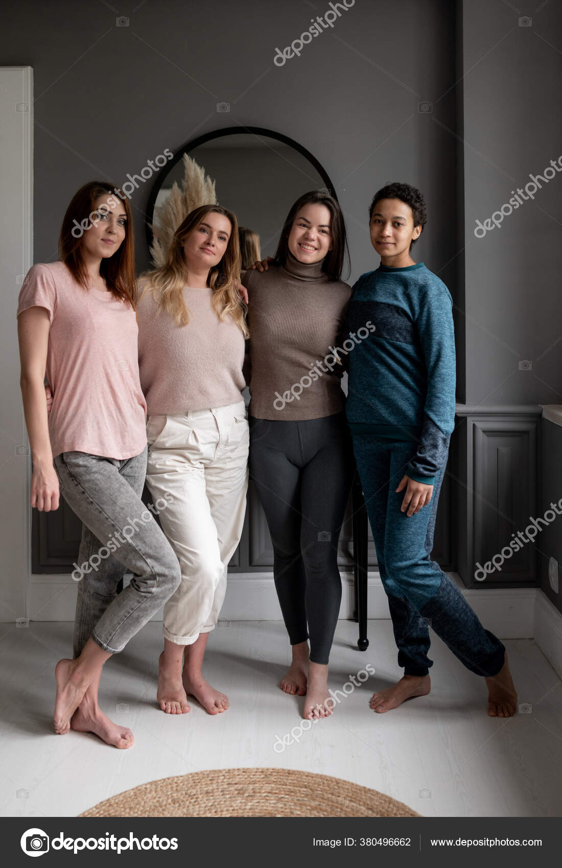一群年轻的女性朋友在家里聚会 友谊 美 身体正面和人的观念 图库照片 C Deniskalinichenko 一群年轻的女性朋友在家里聚会 友谊 美 身体正面和人的观念 图库照片 C Deniskalinichenko