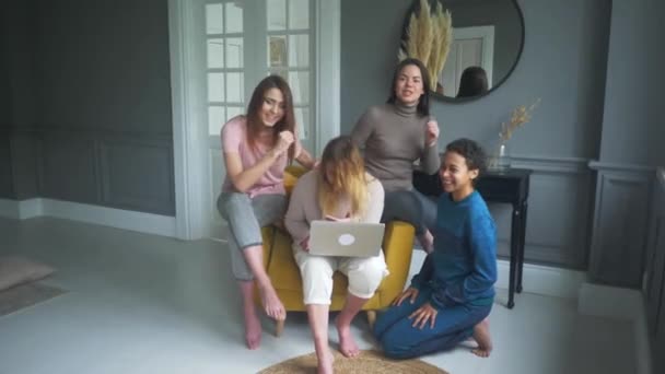 여자 친구 온라인 쇼핑 컨셉트. 네 명의 아름다운 친구들 이 집에 앉아 인터넷을 통해 주문을 합니다. 같이 웃는 여자 친구들 — 비디오