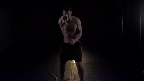 Pelea de sombras de entrenamiento de boxeador masculino en cámara lenta. Pelea de sombras. Silueta de boxeador preparándose para una gran pelea — Vídeo de stock