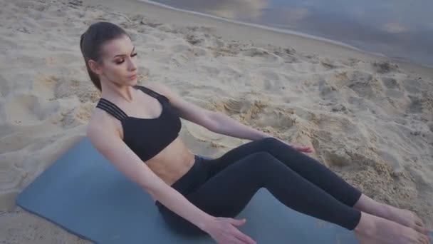 Krásná mladá žena dělá fitness cvičení venku. Fotka svalnaté ženy. Fitness a zdravý životní styl koncept — Stock video