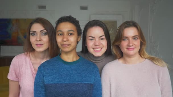 Grupo de mujeres con diferentes cuerpos y etnias posando juntas para mostrar el poder y la fuerza de la mujer. Curvas y delgadas tipo de concepto de cuerpo femenino — Vídeos de Stock