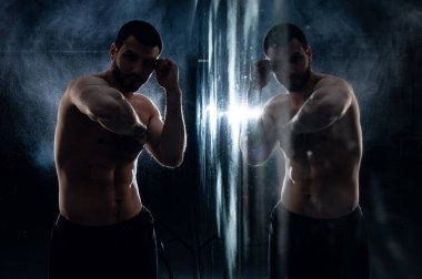  Dövüş kulübü reklamı için spor salonunda boksör eğitimi.