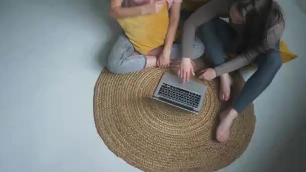 गर्लफ्रेंड्स का एक समूह लैपटॉप पर वीडियो कॉन्फ्रेंस के माध्यम से एक दोस्त के साथ संवाद करता है। मित्रता — स्टॉक वीडियो