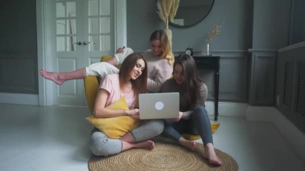 Een groep vriendinnen communiceert met een vriend via een videoconferentie op een laptop. Vriendschap — Stockvideo