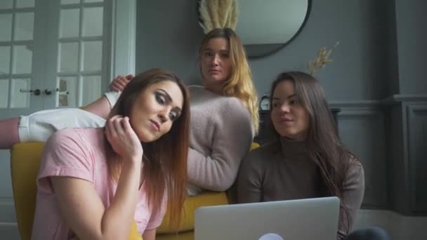 A group of girlfriends communicate with a friend via a video conference on a laptop. Friendship — Stock Video