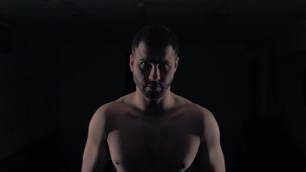 Boxer na bílém pozadí při pohledu do kamery výhružný pohled připravuje na bitvu — Stock video
