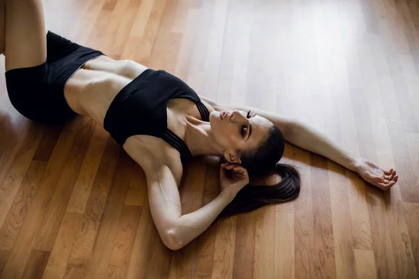 筋肉質の若い女性でジムワークアウトから休憩を取る. — ストック写真