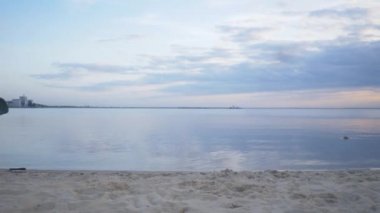 Sahilde yoga ya da spor egzersizleri yapan genç bir atletik kız. Açık hava sporu