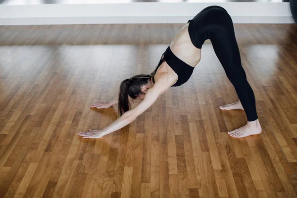 Tiro completo de mulher africana calma fazendo exercício de ioga em casa. Sentado no chão — Fotografia de Stock